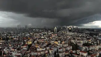 İstanbul'da güneşe ara, kara bulutlar kapladı! Kuvvetli sağanak geliyor