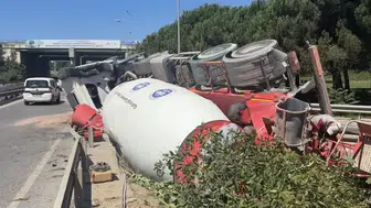 Çekmeköy’de beton mikseri virajda devrildi:  1 kişi yaralı
