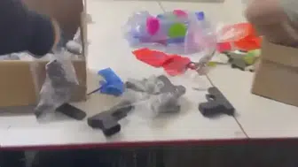 Zeytinburnu'nda iş yerine operasyon: 100 ruhsatsız tabanca ve uyuşturucu ele geçirildi