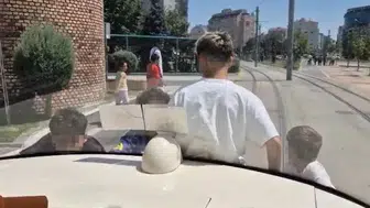 Canlarını hiçe saydılar! Tramvayın arkasına asıldılar