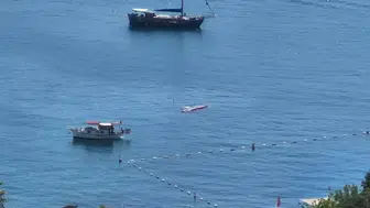 Bodrum'da demirli bulunan yelkenli tekne su alarak battı