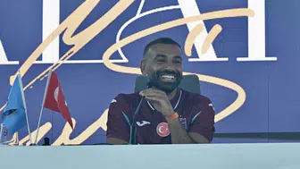 Trabzon'da tarihi akşam! Salah binlerce kişinin önünde imza attı