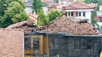 Bartın’da sağanak yağış sonrası tarihi binanın çatısı çöktü