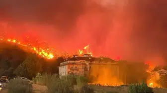 Fethiye’de ormanlık alanda yangın: Alevler yerleşim alanlarına sıçradı
