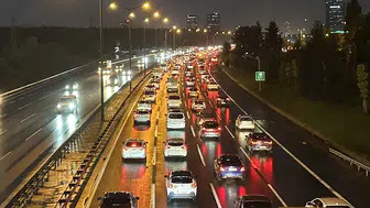 İstanbul’da trafik yoğunluğu yüzde 76’ya ulaştı: Araçlar yavaş ilerledi