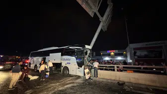 Adana'da yolcu otobüsü tabela direğine çarptı: 11 kişi yaralandı
