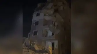 Küçükçekmece’de yıkımı süren bina çöktü: 2 kişi yaralandı