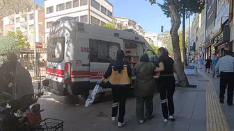 Amasya’da açılan otomobilin kapısı kadının yüzüne çarptı