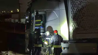 Gebze’de yoldan çıkan tır bariyerleri aştı, şoför bulunamadı