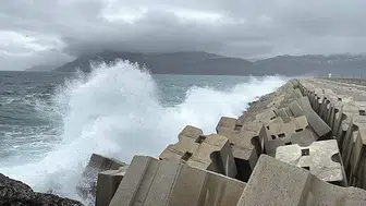Amasra’da kuvvetli rüzgar etkili oldu: Denizin rengi değişti