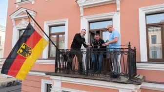 Almanya’nın St. Petersburg Başkonsolosluğu kapatıldı: Alman ve AB bayrakları indirildi
