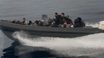 Urla açıklarında lastik bottaki 46 düzensiz göçmen yakalandı