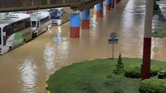 Trabzon’da şiddetli sağanak: Havalimanı otoparkı su altında