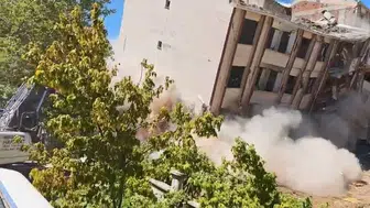 Elazığ’da iki bina tek dokunuşuyla yerle bir oldu