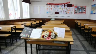 Adana’da babaları tarafından öldürülen kardeşlerin karneleri sıralarına çiçeklerle bırakıldı