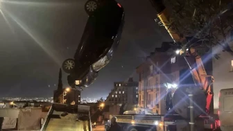 Direksiyon hakimiyetini kaybeden araç istinat duvarından düştü: 2 kişi yaralı