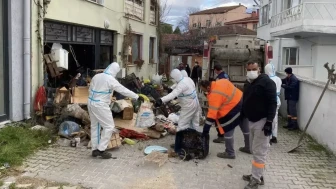 Bursa'da 2 katlı evden 9 kamyon dolusu çöp çıkarıldı