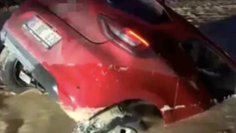 Kontrolden çıkan otomobil bataklığa saplandı, sürücü son anda kurtuldu