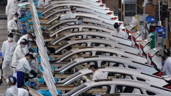 Otomotiv devi üretimi ikinci kez durdurdu
