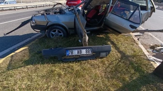 Balıkesir'de otomobil çöp kamyonuna çarptı, 1 ölü 2 yaralı