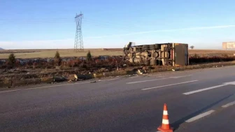 Afyonkarahisar’da kamyonla çarpışan araç şarampole yuvarlandı: Sürücü hayatını kaybetti