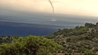 Antalya’da hortum karaya ulaştı: 2 sera zarar gördü