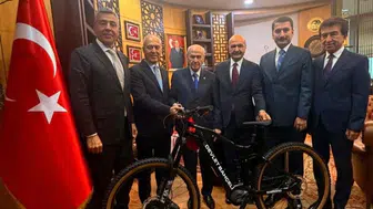 Bisiklet Federasyonu'ndan MHP lideri Devlet Bahçeli'ye ziyaret