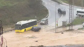 Başakşehir'de dere taştı, trafik durdu