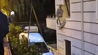 Sakarya'da otomobil apartmanın ikinci katına çarptı: Otomobil vinçle kaldırıldı