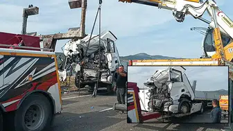 Manisa'da feci kaza: Tur otobüsü ile tır çarpıştı