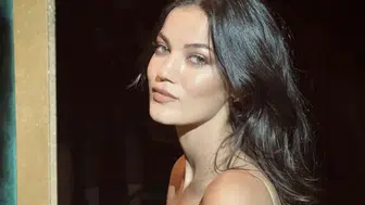 Pınar Deniz'den ilginç eğlence gecesi! Sıra gecesinde hem söyledi hem oynadı
