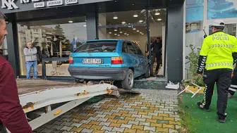 Çorum'da otomobil kaldırıma çıkıp mağazaya girdi: Kaza kamerada