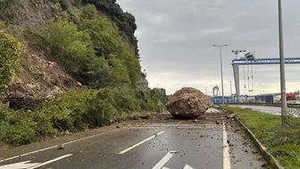 Yamaçtan Düşen Kaya Parçası Nedeniyle Yol Trafiğe Kapatıldı, Sürücülere Uyarı!