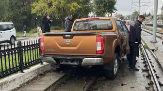 Samsun'da pikap kontrolden çıktı tramvay yoluna girdi