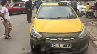 Bingöl'de taksi elektrikli bisiklete çarptı: 2 çocuk hastaneye kaldırıldı