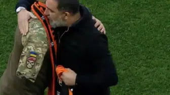 Arda Turan savaşta kolunu kaybeden askere sarılıp forma hediye etti