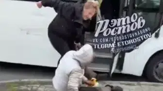 Rusya'da minibüste taciz iddiası! Kadın yolcu adamı darbetti
