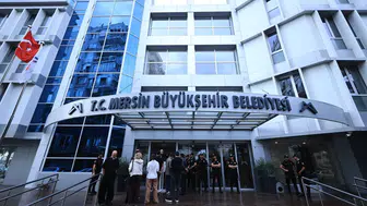 Mersin Büyükşehir Belediye Başkanı Vahap Seçer gözaltına alındı 3 belediyeye yolsuzluk operasyonu
