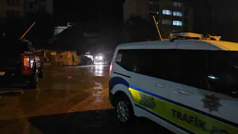Zonguldak'ta istinat duvarı çöktü: 2 araç göçük altında kaldı