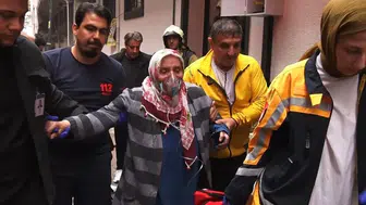 Zeytinburnu'nda yangın çıktı: Mahsur kalan 2 kişi kurtarıldı