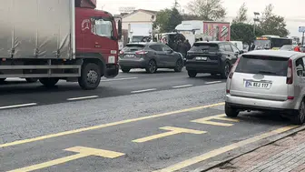 Beylikdüzü E-5'te kamyon devrildi: Sürücü hastaneye kaldırıldı