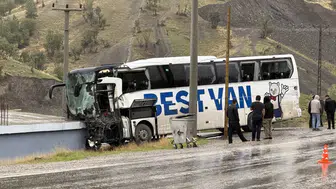 Şırnak'ta feci kaza! Yolcu otobüsü tırla çarpışıp eve çarptı
