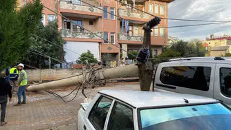 Antalya'da elektrik direği otomobilin üzerine düştü