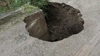Çanakkale'de sağanak yağış: Yol çöktü, tekneler karaya vurdu