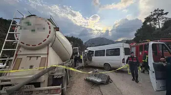 Burdur’da minibüs ile beton mikseri çarpıştı: 6 kişi hayatını kaybetti