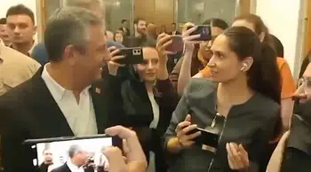 Özgür Özel sözlü saldırıya uğrayan gazeteciden özür diledi: “Çok yanlış, çok üzüldüm”