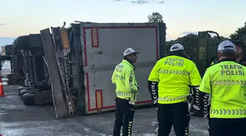 TEM Otoyolu’nda TIR kazası: Kaldırma çalışmaları esnasında araç yan yattı
