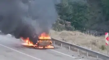 Adana'da yanan otomobilde 13 yaşındaki çocuğun duyarlılığı dikkat çekti