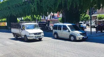 Adana’da kahreden kaza: Kamyonet ve minibüsün çarptığı 4 yaşındaki çocuk yaşamını yitirdi