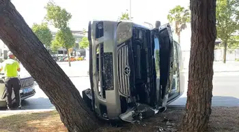 Bakırköy'de ağaçlara çarpan otomobil yan yattı: Sürücü yaralandı
